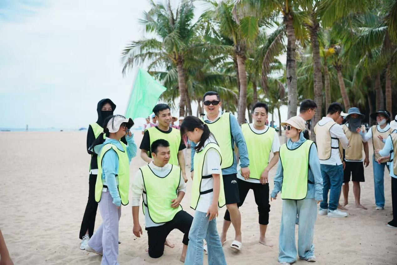 Los miembros del equipo GUDGA se reúnen para un evento de formación de equipos junto al mar